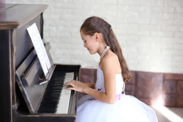 Petite princesse fille joue du piano — Photo