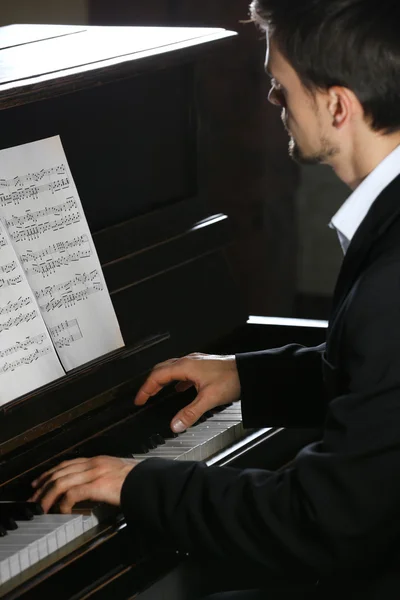 Musiker spelar piano — Stockfoto