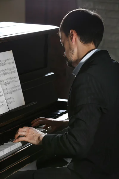 Musicien joue du piano — Photo