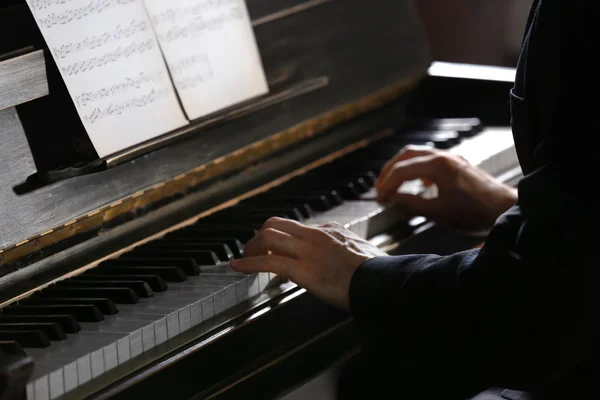 Manos masculinas piano tocando —  Fotos de Stock