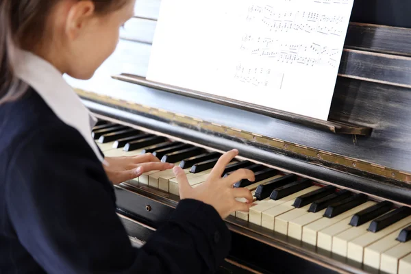 Petite fille joue du piano — Photo