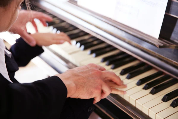 Musicista uomo e ragazza suonare il pianoforte — Foto Stock