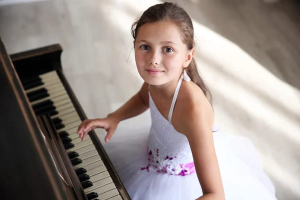 Schattig klein prinses meisje — Stockfoto