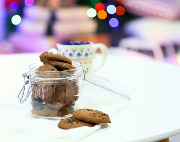 Biscotti di Natale e tazza di tè, sul tavolo a casa — Foto Stock