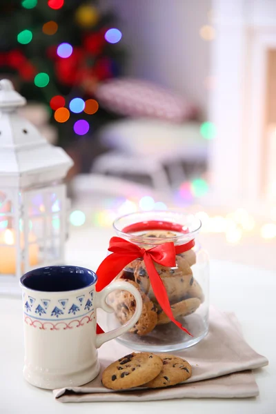 圣诞饼干，喝杯茶，在家里的桌子上 — 图库照片