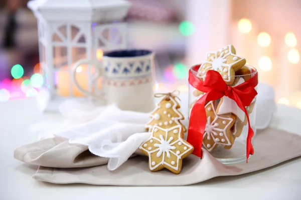 Christmas cookies en kopje thee, op tabel thuis — Stockfoto