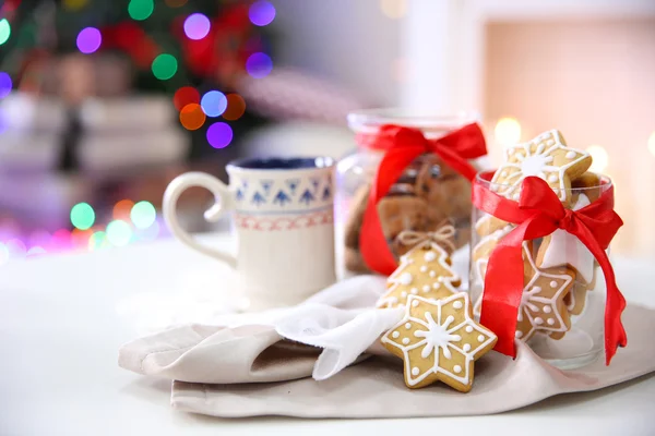 Galletas de Navidad y taza de té, en la mesa en casa —  Fotos de Stock