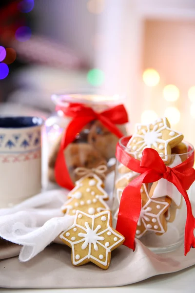 Galletas de Navidad y taza de té, en la mesa en casa —  Fotos de Stock