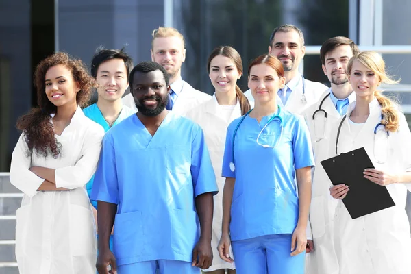 Leende team av unga läkare — Stockfoto
