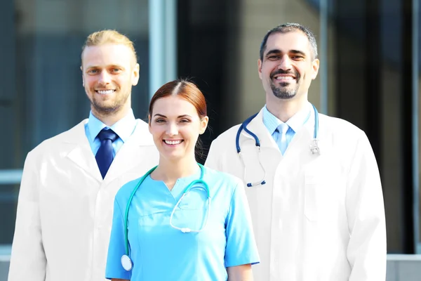 Equipe Feliz Jovens Médicos Contra Entrada Hospital — Fotografia de Stock