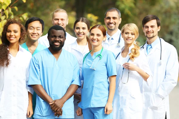 Équipe de médecins souriants — Photo