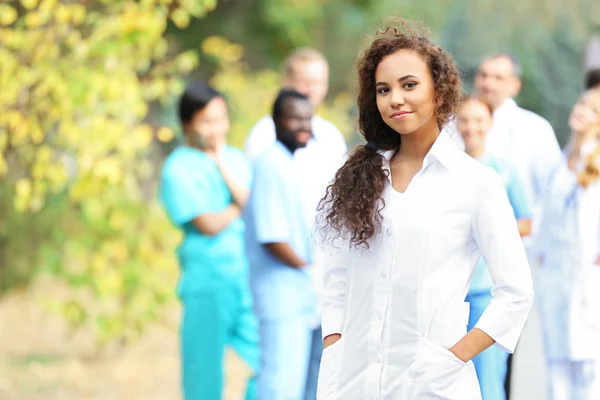 Çekici genç kadın doktor — Stok fotoğraf