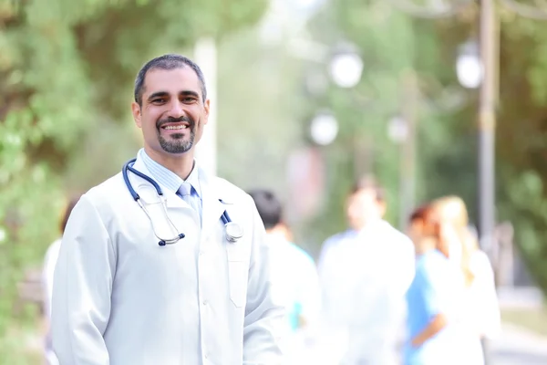 Glada Läkare Mot Ofokuserat Medicinska Team Utomhus — Stockfoto