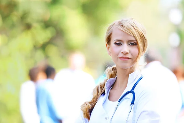 Belle femme intelligente médecin — Photo