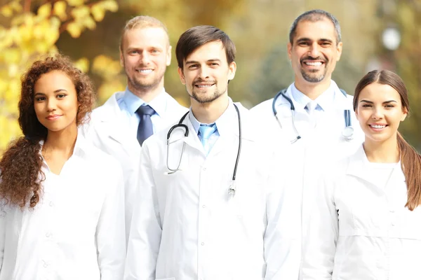 Szczęśliwy Młodych Medyków Zewnątrz — Zdjęcie stockowe