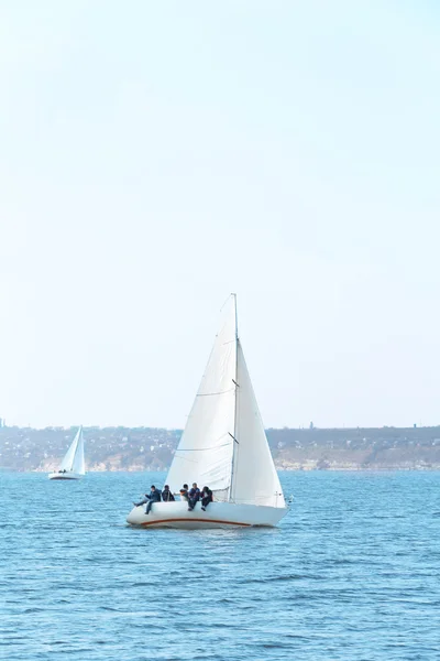 Yate de vela en el río — Foto de Stock