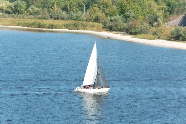 Zeiljacht op rivier — Stockfoto