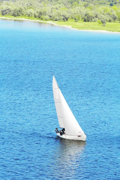 Jacht żaglowy na rzece — Zdjęcie stockowe