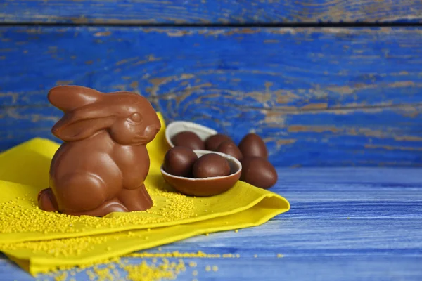 Čokoládové Velikonoční zajíček a vejce na dřevěné pozadí — Stock fotografie