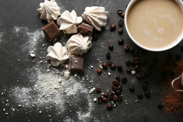 Tazza di caffè e dolci su sfondo nero in legno — Foto Stock