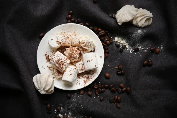 Doces em uma toalha de mesa preta — Fotografia de Stock