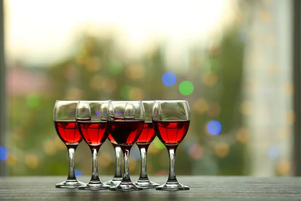 Бокалы с вином на столе снаружи — стоковое фото