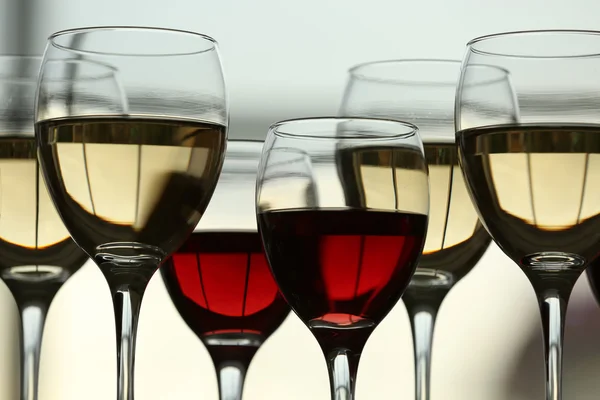 Weingläser mit Wein Nahaufnahme — Stockfoto