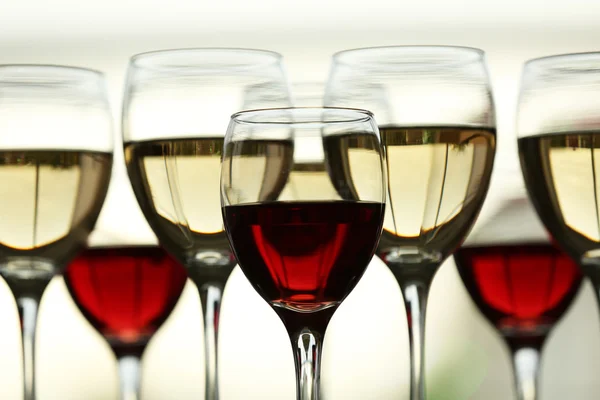 Copas de vino con primer plano de vino — Foto de Stock