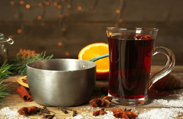 Christmas composition of mulled wine, cinnamon and stew-pan on wooden table — Stock Photo, Image