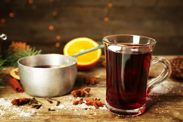 Christmas composition of mulled wine, cinnamon and stew-pan on wooden table — Stock Photo, Image