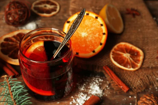 Cam banka dekore edilmiş ahşap masa üzerinde mulled şarap — Stok fotoğraf