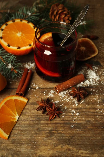 Glühwein in glas bank op versierde houten tafel — Stockfoto