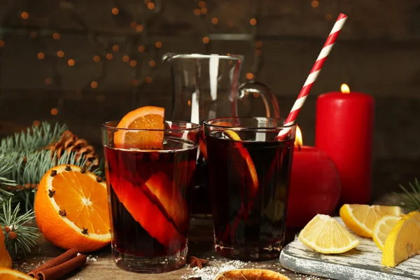 Composición decorada de vino caliente en copas sobre mesa de madera — Foto de Stock