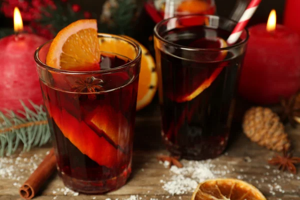 Decorated composition of mulled wine in glasses on wooden table, close up — Stock Photo, Image