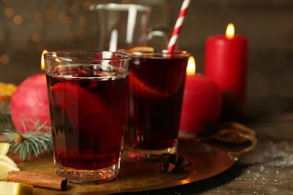 Decorated composition of mulled wine in glasses on wooden table — Stock Photo, Image