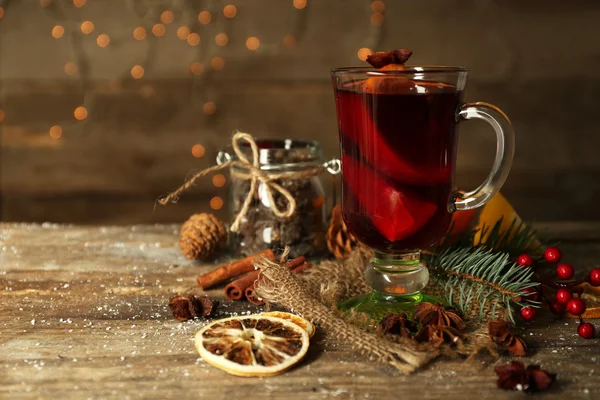 Prachtige Kerstmis samenstelling van glühwein op versierde houten tafel — Stockfoto