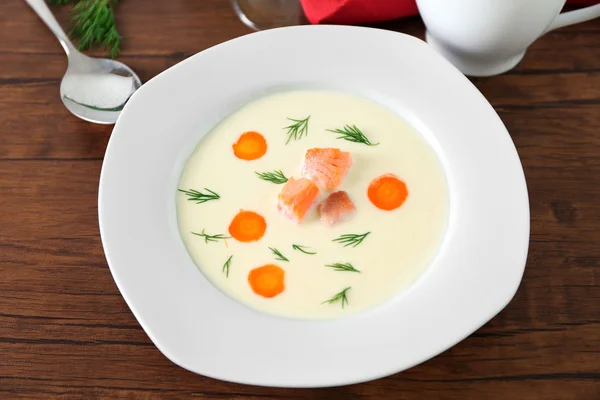 Heerlijke crème soep met zalm en wortel in witte kom — Stockfoto