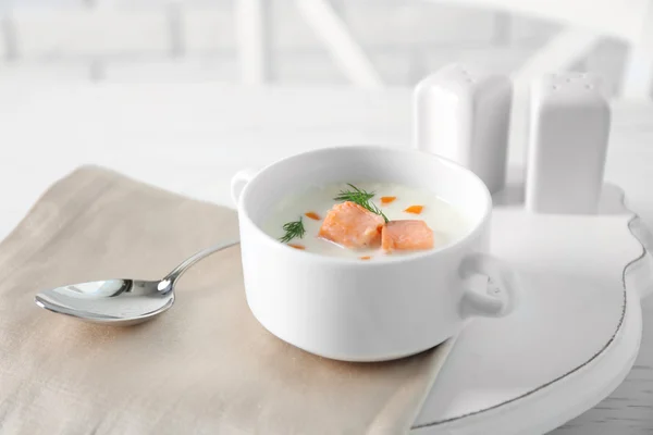Deliciosa sopa de crema de salmón sobre mesa blanca servida en el restaurante — Foto de Stock
