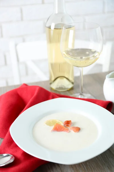 Sabrosa sopa de crema de salmón con vino y servilleta de algodón rojo en la mesa de madera, de cerca — Foto de Stock