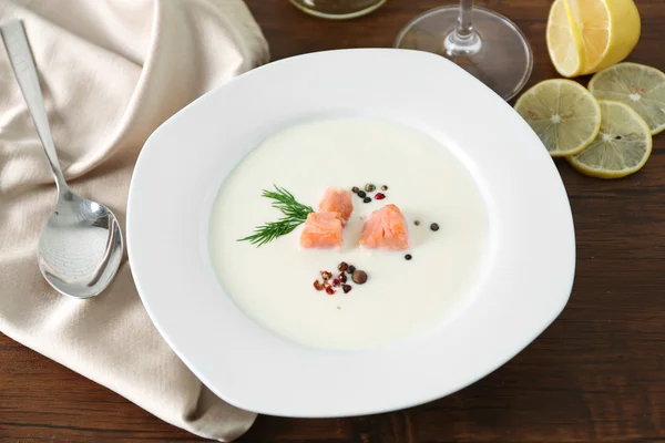 Deliciosa sopa de crema de salmón con cuchara en la mesa de madera, de cerca — Foto de Stock