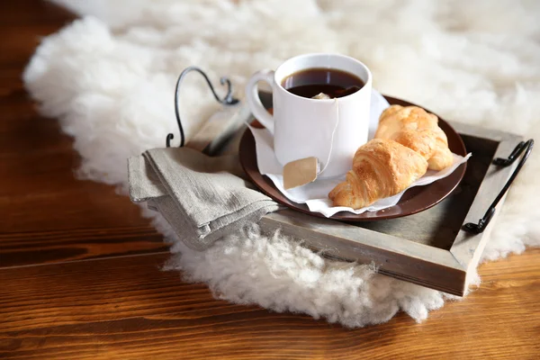 Houten dienblad met licht ontbijt op witte tapijt — Stockfoto