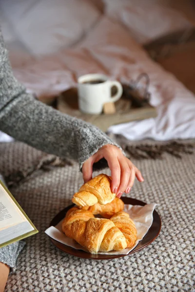 Meisje met licht ontbijt — Stockfoto