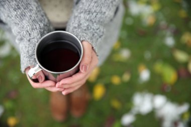 Kahve fincanı, açık havada tutan el