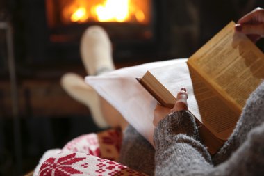 Kitapla dinlenen kadın