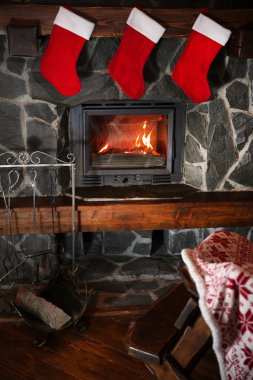 Gece yarısı Noel arifesinde şöminenin üzerinde asılı Noel çorap