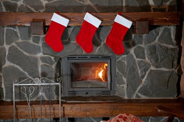 Gece yarısı Noel arifesinde şöminenin üzerinde asılı Noel çorap