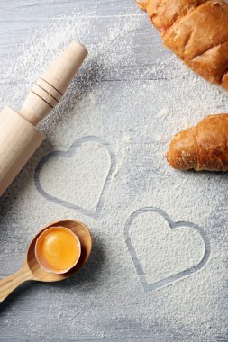 Un ve oklava üzerinde açık renkli Kalpler