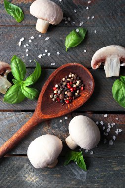 Taze mantar, fesleğen yaprakları