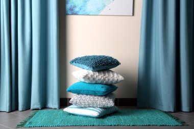 çok renkli yastıklar yığını