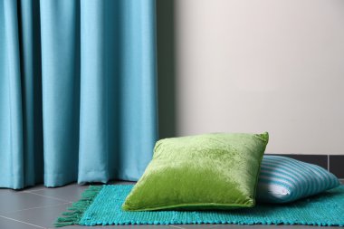 çok renkli yastıklar yığını